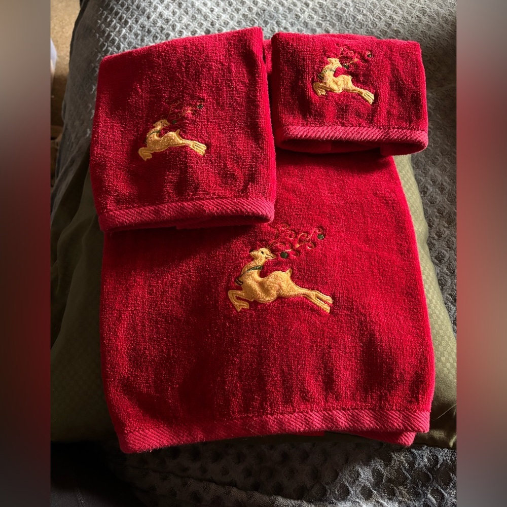 Vintage Red Christmas Towel Set with Gold Reindeers